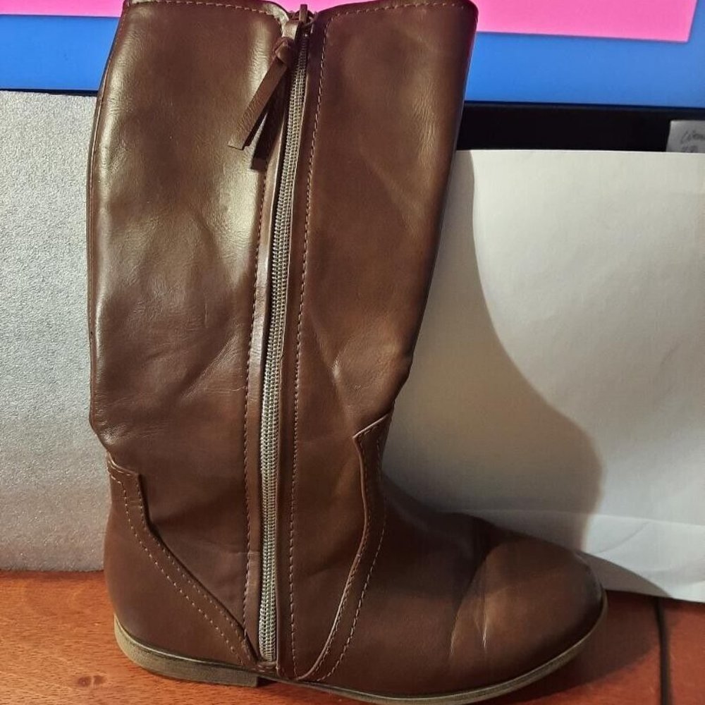 Target Kid Wide Width Boot Brown Size 3 Preloved - image 1